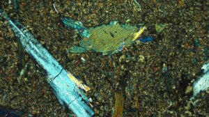 Dünnschliff-Foto eines Blauschiefers mit Glaukophan, gekr. Pol., BB ca. 4 mm